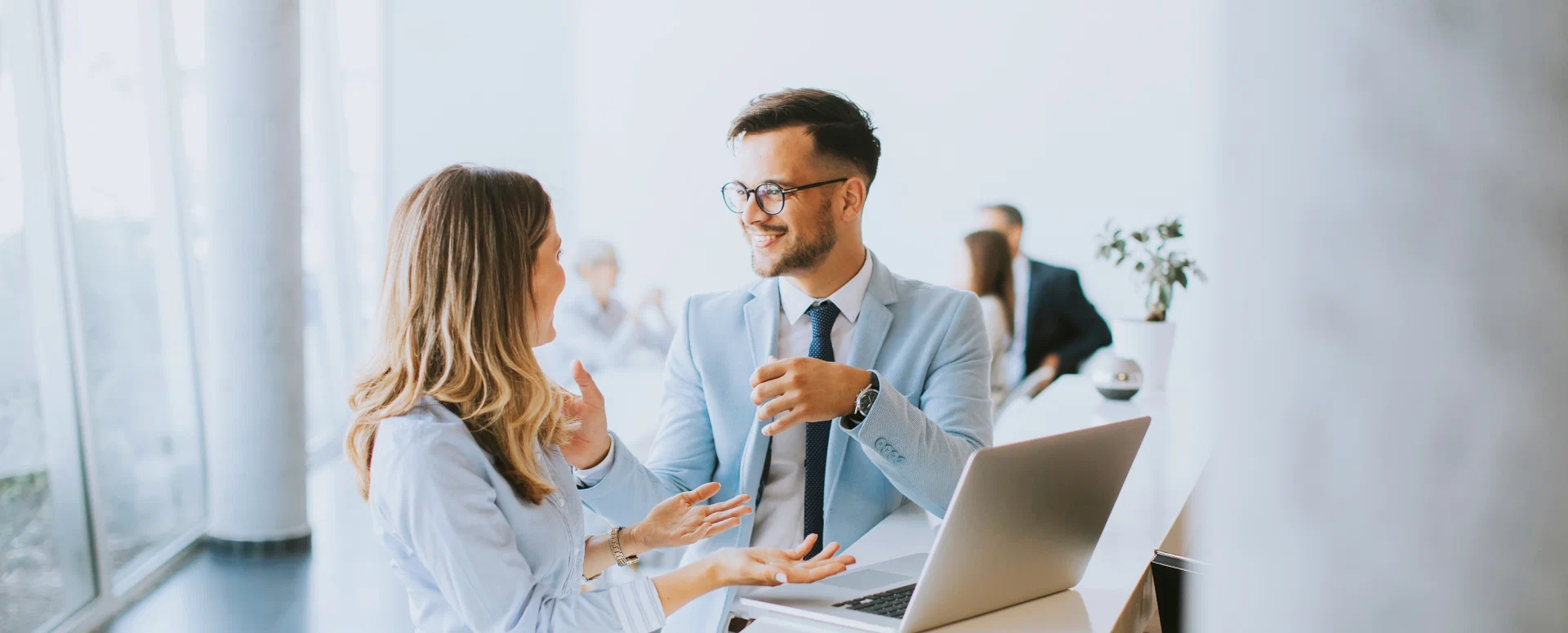 Equipo de trabajo en una reunión de como seleccionar el mejor personal para pymes